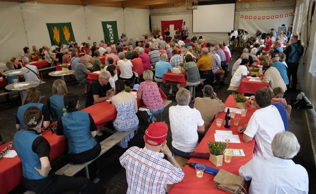 Friedliche Stimmung an der Bundesfeier auf der Sportanlage Rheinauen