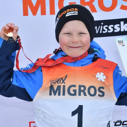 Stolzer Sieger: Tom Eggenberger zeigt seine Goldmedaille.