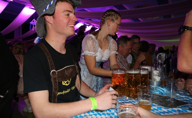 Lederhosen, Dirndl und frisch gezapftes Bier am Oktoberfest in der Schöntalhalle
