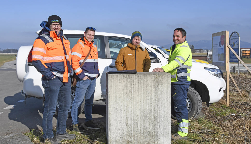 Ortstermin der Baukommission um Projektleiter René Ragettli (links) vom Rheinunternehmen auf dem Parkplatz an der Alten Rietbrücke in Diepoldsau. In den nächsten vier Jahren werden dort der Rheindamm verstärkt, eine Drainage gelegt und eine Interventionspiste gebaut. 