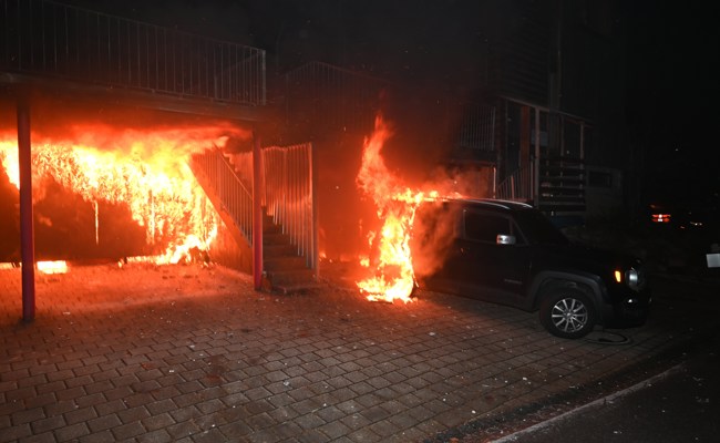 Carport und Auto in Brand geraten: 80 Feuerwehrleute im Einsatz, hoher Sachschaden