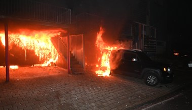 Carport und Auto in Brand geraten: 80 Feuerwehrleute im Einsatz, hoher Sachschaden