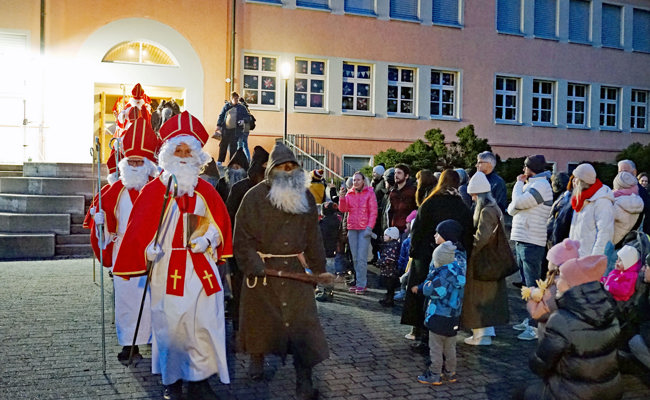 Traditioneller Klausauszug: viel Samichlaus-Zauber in und ums Rütischulhaus