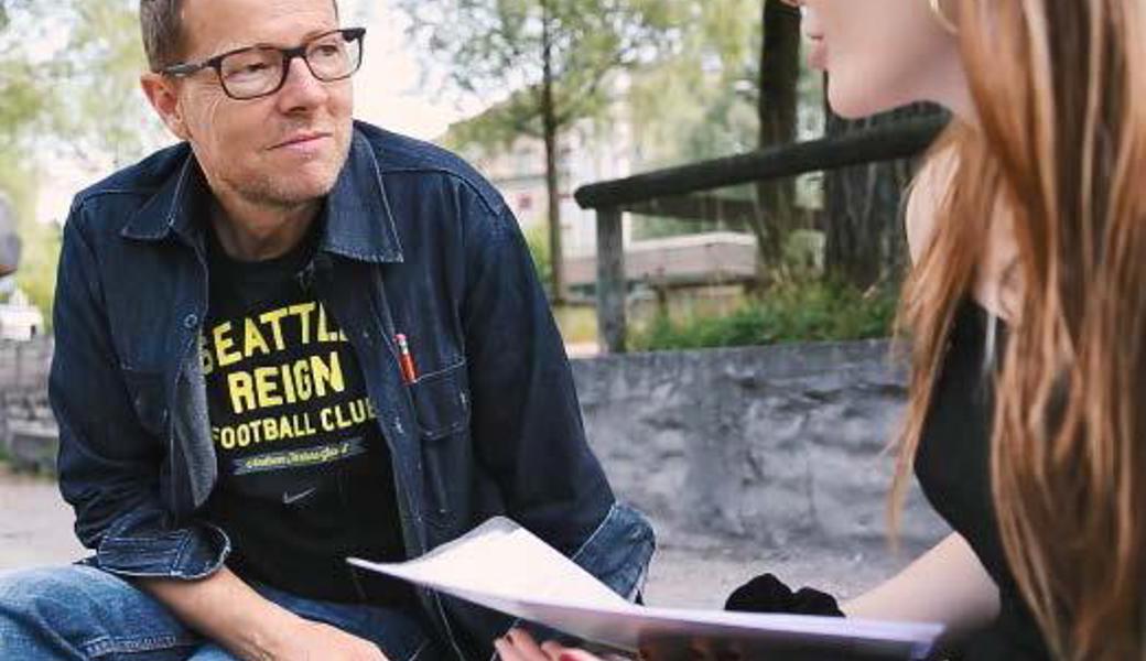 Rahel Egger während eines Interviews für ihre Maturaarbeit.