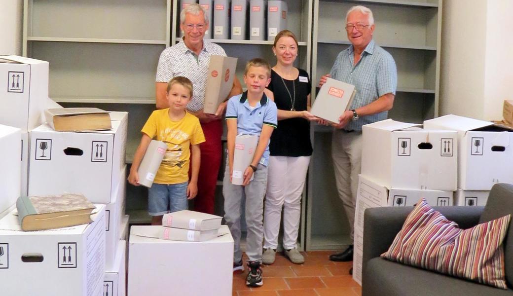 Zentnerweise Geschichte: Karl Stadler und seine Enkel Leo und Nik übergeben die Schweizer-Illustrierte-Sammlung der Bibliotheksleiterin Manuela Schöbi und dem Präsidenten des Vereins Bibliothek Reburg, Hans-Peter Enderli.