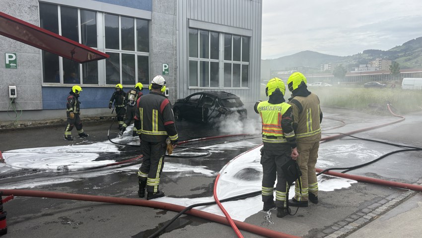 Elektroauto ist in Brand geraten, als es an der Ladestation war