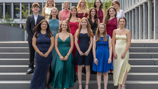 Klasse 3 F (Fachmittelschulausweis) Hinten, v.l.: Angelina Thurnheer, Lynn Pichler, Franka Bennewitz, Alina Betschart, Jacqueline Jäger (Klassenlehrerin). Mitte, v.l.: Lucas de la Poza, Isabella Reiss, Lotte Paus, Noëmi Schönholzer, Sofia Fanigliulo. Vorne, v.l.: Rebecca Halter, Laura Gisep, Nicole Schläpfer, Laura Thür, Tessa Baronchelli. Klasse 3 F (Fachmittelschulausweis) Hinten, v.l.: Angelina Thurnheer, Lynn Pichler, Franka Bennewitz, Alina Betschart, Jacqueline Jäger (Klassenlehrerin). Mitte, v.l.: Lucas de la Poza, Isabella Reiss, Lotte Paus, Noëmi Schönholzer, Sofia Fanigliulo. Vorne, v.l.: Rebecca Halter, Laura Gisep, Nicole Schläpfer, Laura Thür, Tessa Baronchelli.