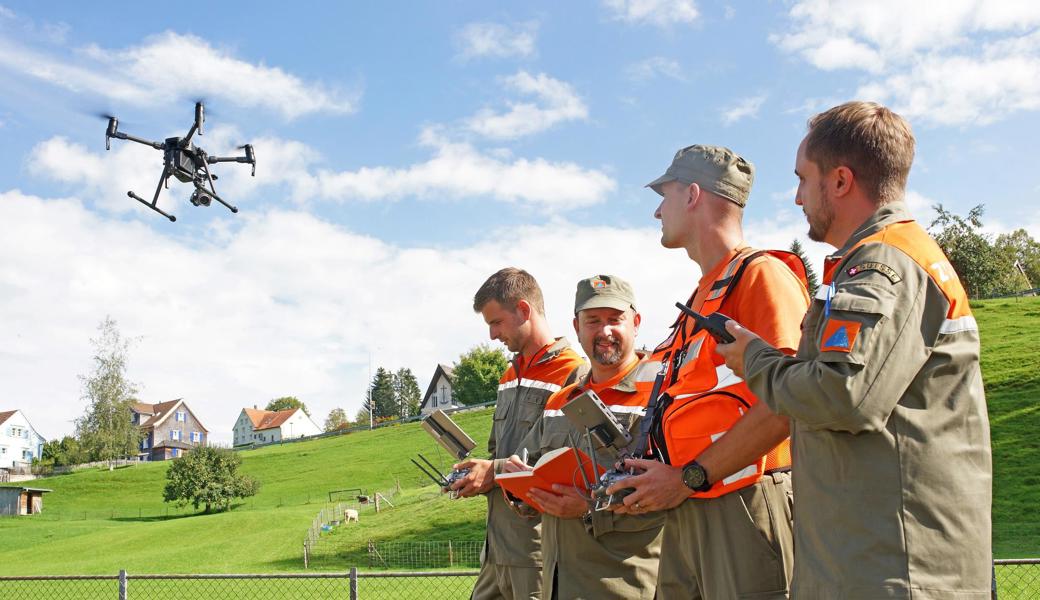 Angehende Drohnenpiloten des Ausserrhoder Zivilschutzes in Teufen beim Flugtraining mit ihrem Instruktor. 