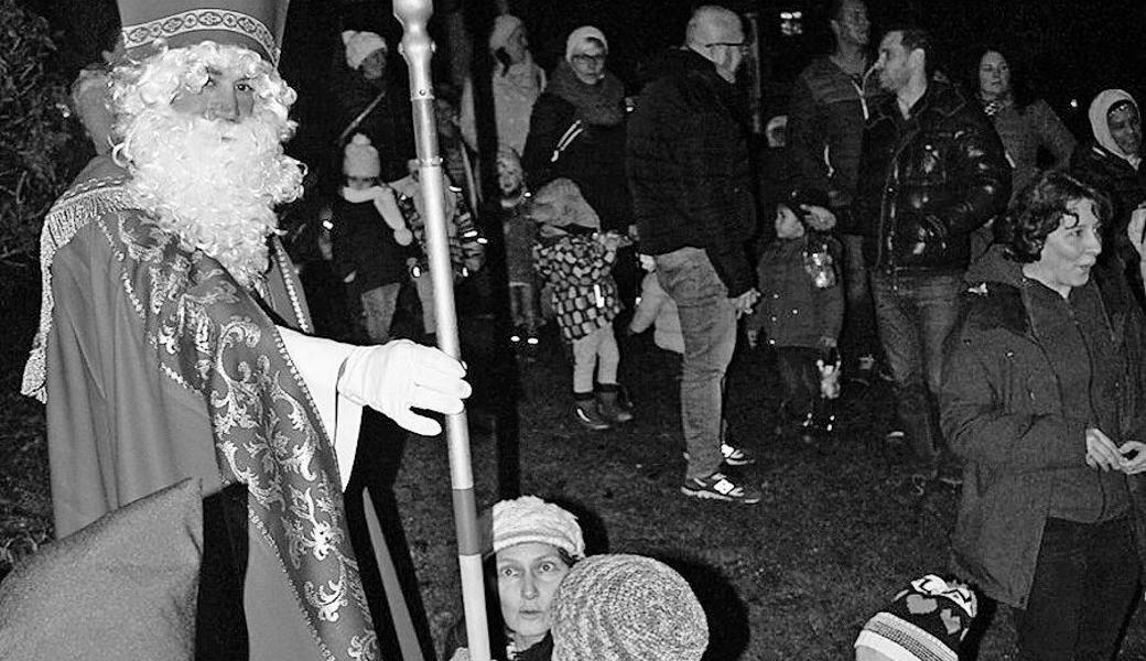 Die Spielgruppenkinder erhielten vom Samichlaus einen Grittibänz. 