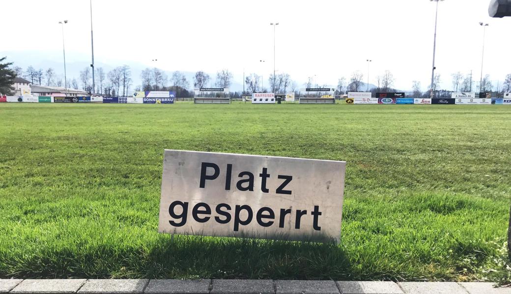 Dieses Bild stammt vom Rebsteiner Fussballplatz – die Aufschrift des Schildes gilt jedoch auch für alle anderen.