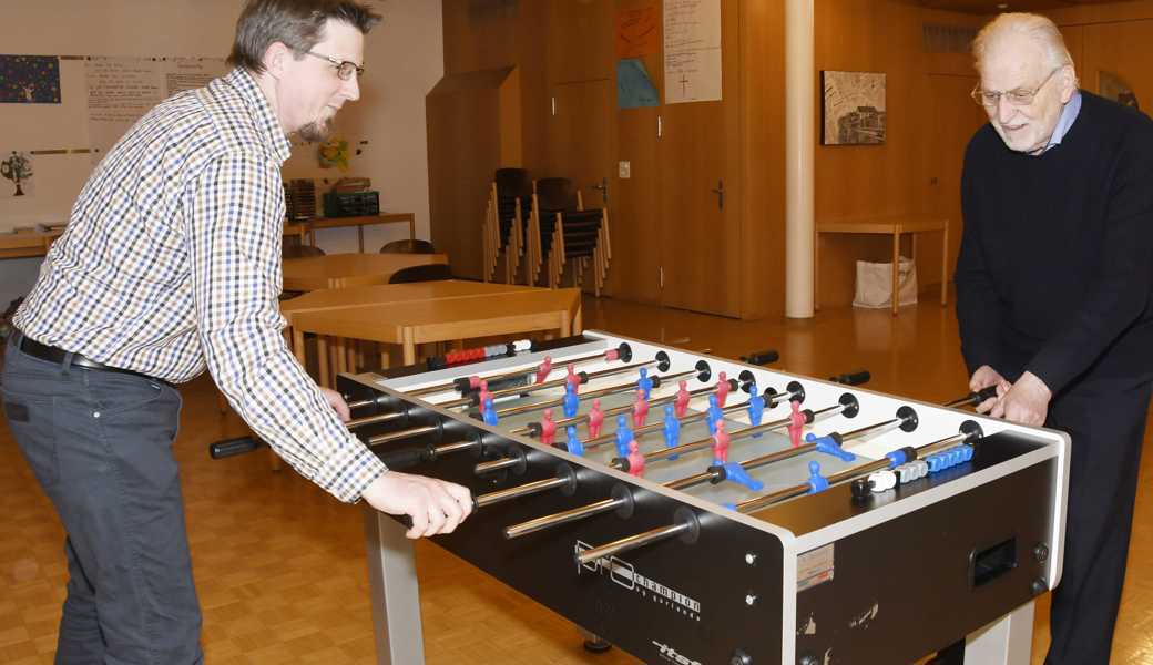 Roman Köhle (links) und Paul Gerosa verstehen sich als Teamplayer. Am Tschüttelikasten sind sie Gegner, in der Kirchenvorsteherschaft spielen sie allerdings in der gleichen Mannschaft.