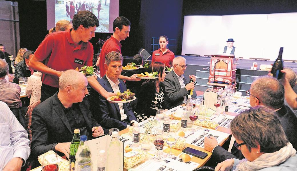 Das feine Essen liess dann auch nicht lange auf sich warten. Das Serviceteam war offensichtlich bestens organisiert.