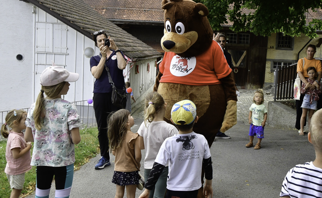 Spielerisch in die Welt der Bären eingetaucht beim Fest auf dem Forst