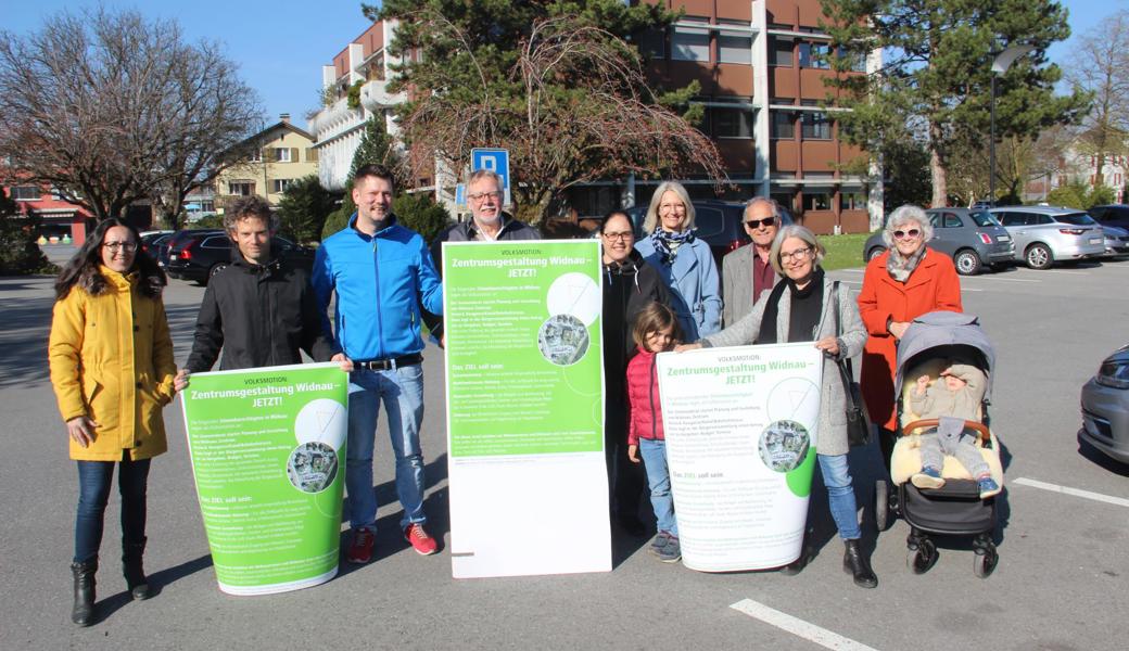 Um die Volksmotion zu lancieren, trafen sich die Initiantinnen und Initianten am Montag Abend an Ort und Stelle: (von links) Barbara Blatter, Harry Eggenschwiler, Gabriel Köppel, Armin (Armando) Köppel, Sandra Stoffel, Karin Gresser Tüscher, Urban Hämmerle, Madelaine Federer und Susan Wernli.