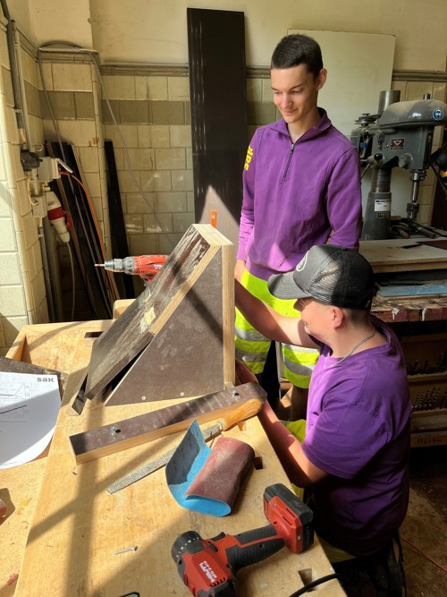 Technische Ausbildung mit grünem Fokus: SAK-Lernende bauen Nistkästen für seltene Wasseramseln Technische Ausbildung mit grünem Fokus: SAK-Lernende bauen Nistkästen für seltene Wasseramseln