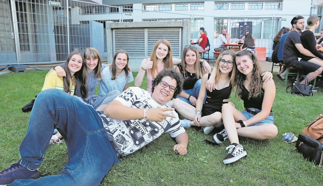 Bei kühleren Temperaturen am Abend heizten Baba Shrimps und James Gruntz dem Publikum ordentlich ein. 