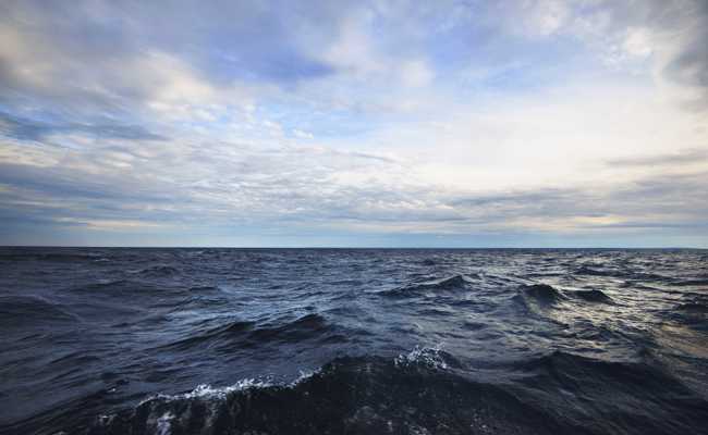 Beim Blick auf das Meer berühren sich Himmel und Erde