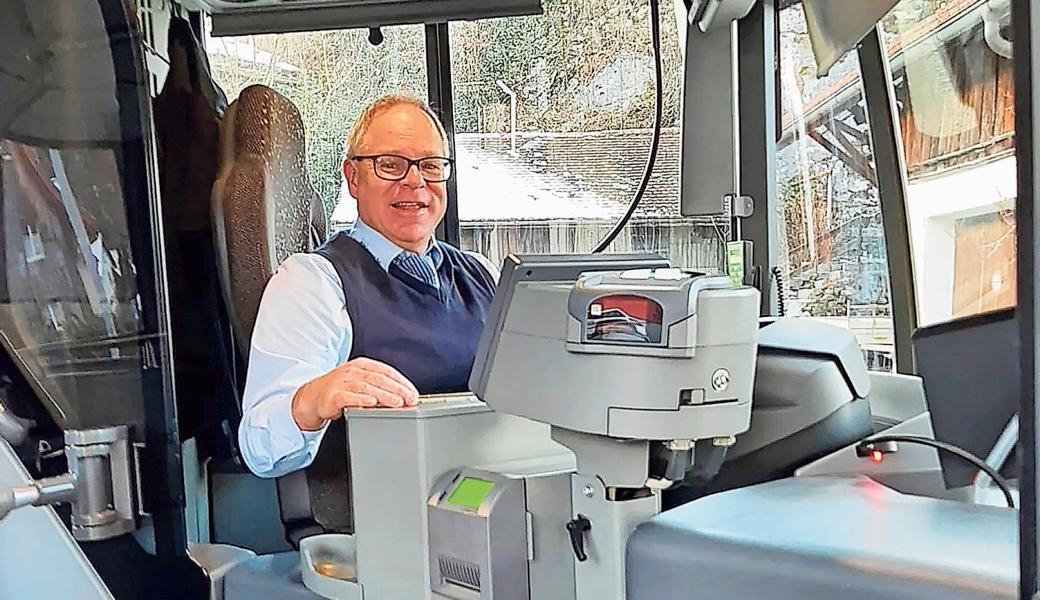 Fredi Lüchinger an seinem Arbeitsplatz im Cockpit eines RTB-Linienbusses: «Ich habe so viele spezielle Erlebnisse, dass ich manchmal denke, ich müsste die Geschichten sammeln und in einem Büchlein herausgeben. 