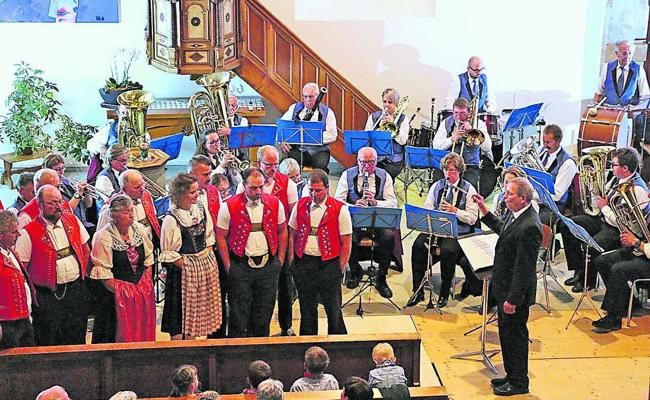 Kraftvolle Blasmusik und heimelige Zäuerli