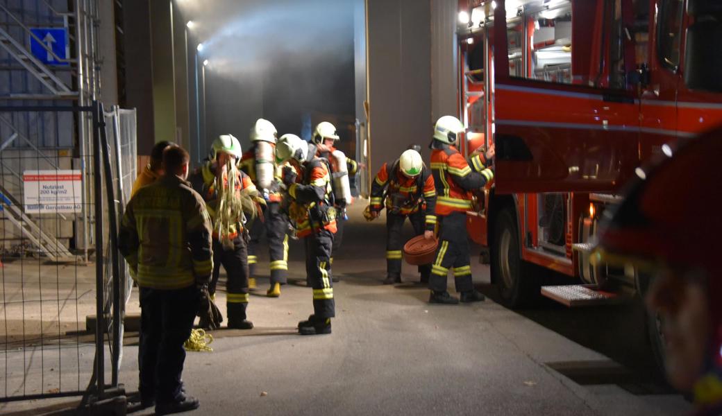 In der Schlosserei "brannte" es. Verletzte Personen wurden noch im Gebäude vermutet.