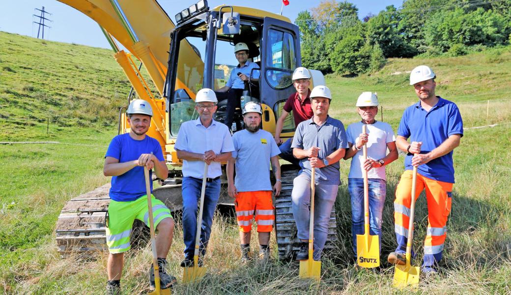 Am Projekt sind beteiligt (von links): Stefan Künzler, Brunnenmeister St. Margrethen; Reto Friedauer, Gemeindepräsident St. Margrethen; Urs Müller, Stadtpräsident Rheineck (im Bagger); Ivo Nünlist, Polier Stutz AG; Dominik Sonderegger, Ingenieur Wälli AG; Markus Heil, Leiter Bau und Werke Rheineck; Thomas Schwendener, Bauführer Stutz AG und Michael Wider, Wasserwart Rheineck. 