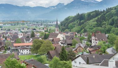 Knappe Entscheidung: Eine Frau und ein Mann verstärken den Schulrat