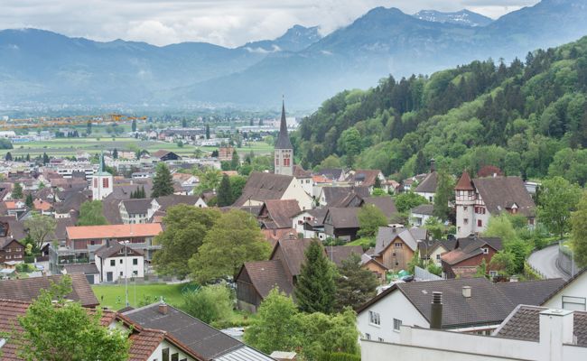 Knappe Entscheidung: Eine Frau und ein Mann verstärken den Schulrat