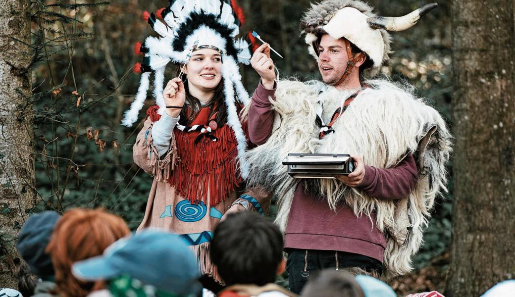 Gemeinsam mit Indianer und Indianerin ging es am Pfadi-Schnuppertag in den Wald. 