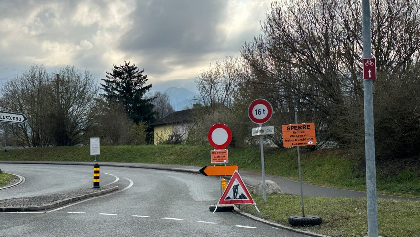 Verbotsschilder stehen am Kreisel in Widnau.