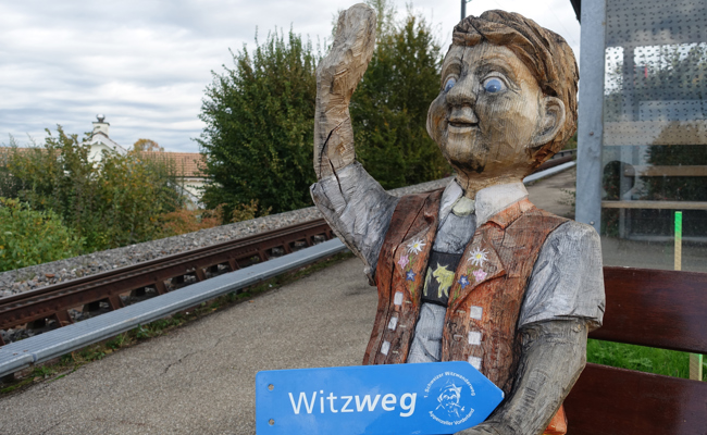 Die Holzfigur Witzli demonstriert «Halt auf Verlangen»