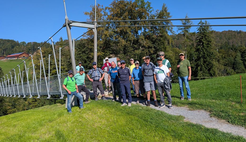 Die Gruppe vor der Hängebrücke