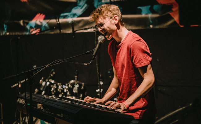 Timo hat eine Botschaft: Positiver Pop gegen den Leistungsdruck