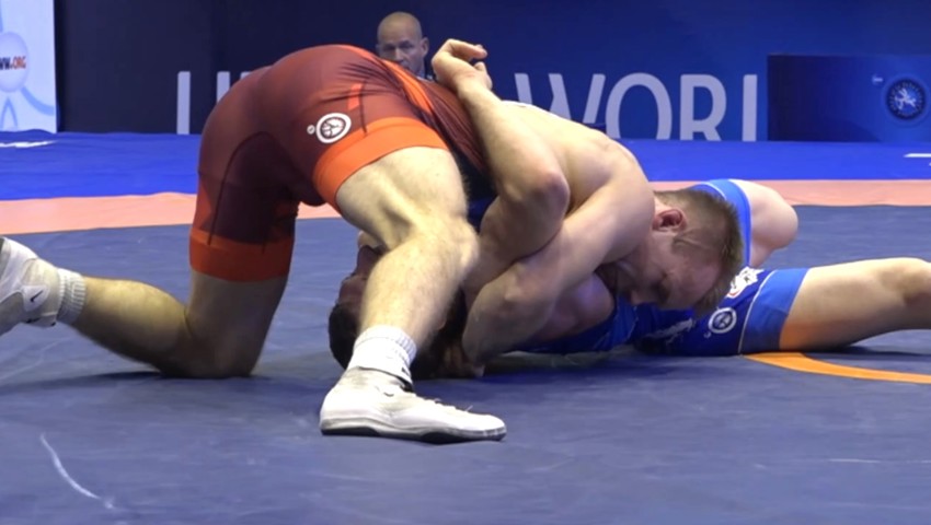 Andreas Vetsch (in Blau) verlor seinen Qualifikationskampf gegen den Finnen Mikko Petteri Peltokangas auf die Schultern. Andreas Vetsch (in Blau) verlor seinen Qualifikationskampf gegen den Finnen Mikko Petteri Peltokangas auf die Schultern.