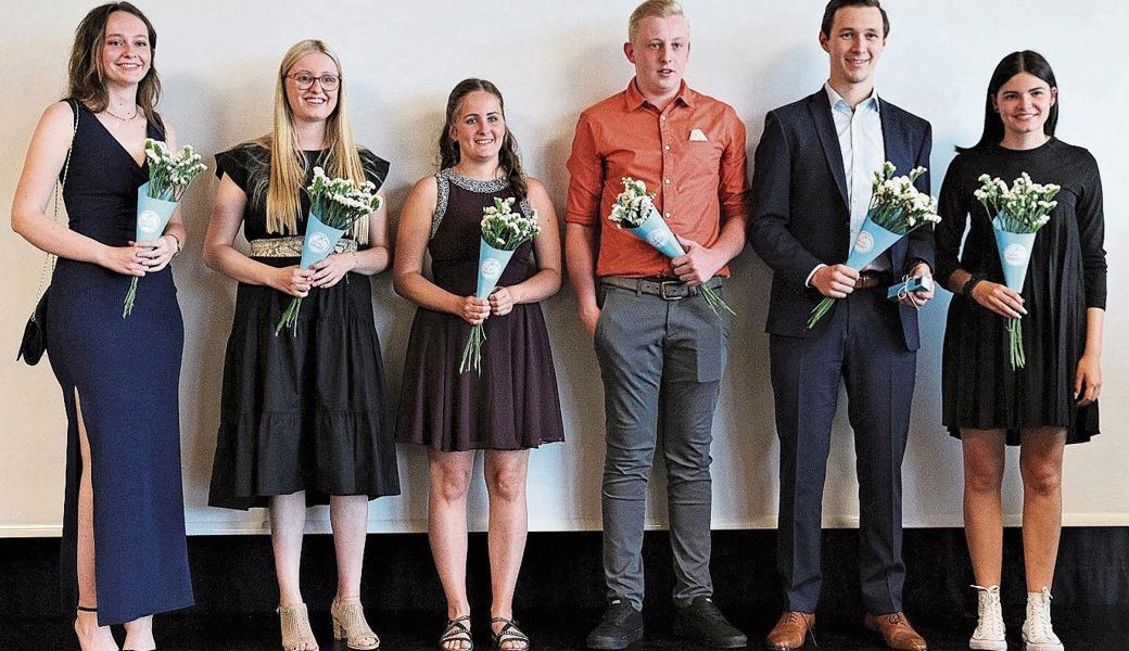 E-Profil KE18a und B-Profil KB18a, von links: Arbesa Hashani (Diepoldsau), Martina Kaufmann (Oberriet), Iren Gächter (Oberriet), Nils Dietrich (Eichberg), Marco Hutter (Kriessern) mit der Note 5.6 bester Absolvent, Sina Wüst (Kriessern).
