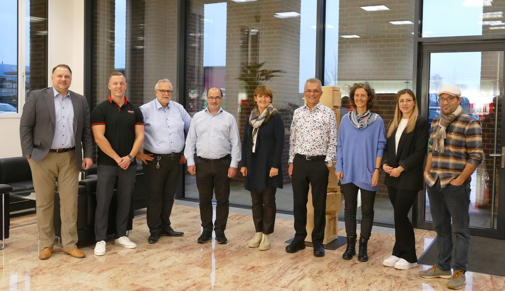 Der Gemeinderat Balgach zu Besuch bei der Firma HEULE Werkzeug AG: Martin Ammann, Rik Heule (HEULE Werkzeug AG), Nigg Weber, Bruno Frei, Silvia Troxler, Ulf Heule (HEULE Werkzeug AG), Julia Ritz, Susana Jevremovic, Benjamin Gerber (v.l.n.r.)