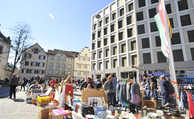 Gebrauchte Schätze feilbieten und nach Raritäten stöbern am Frühlingsflohmarkt