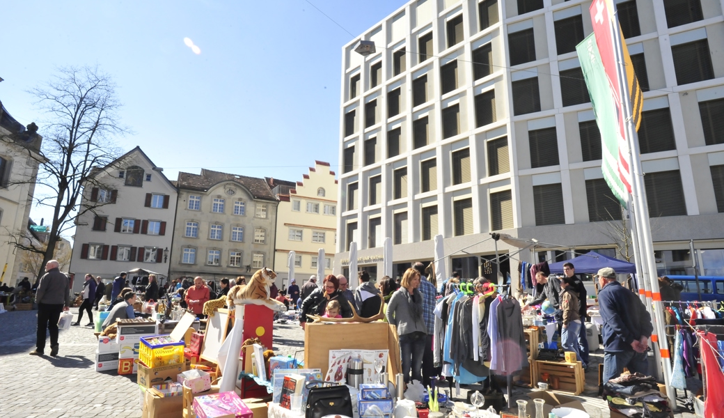 Gebrauchte Schätze feilbieten und nach Raritäten stöbern am Frühlingsflohmarkt