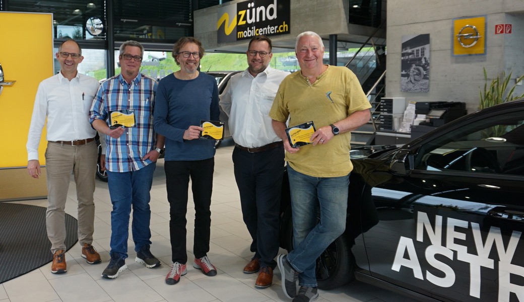 Richard Halter (links) und Gert Fink (zweiter von rechts) freuen sich mit den Wettbewerbsgewinnern Hansjörg Rohrer, Reto Stäheli und Thomas Mayer (von links). Richard Halter (links) und Gert Fink (zweiter von rechts) freuen sich mit den Wettbewerbsgewinnern Hansjörg Rohrer, Reto Stäheli und Thomas Mayer (von links).
