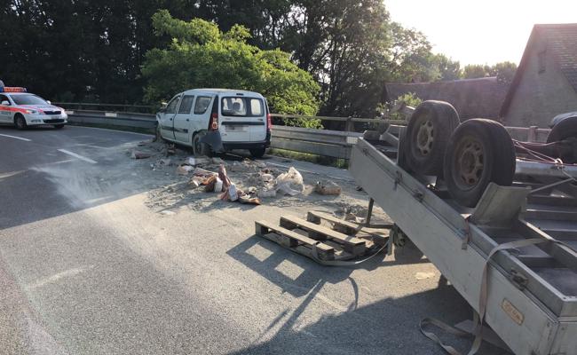 Anhänger kippt gegen Auto